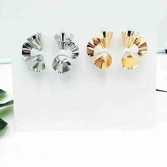 Earring - Picture 3 of 3